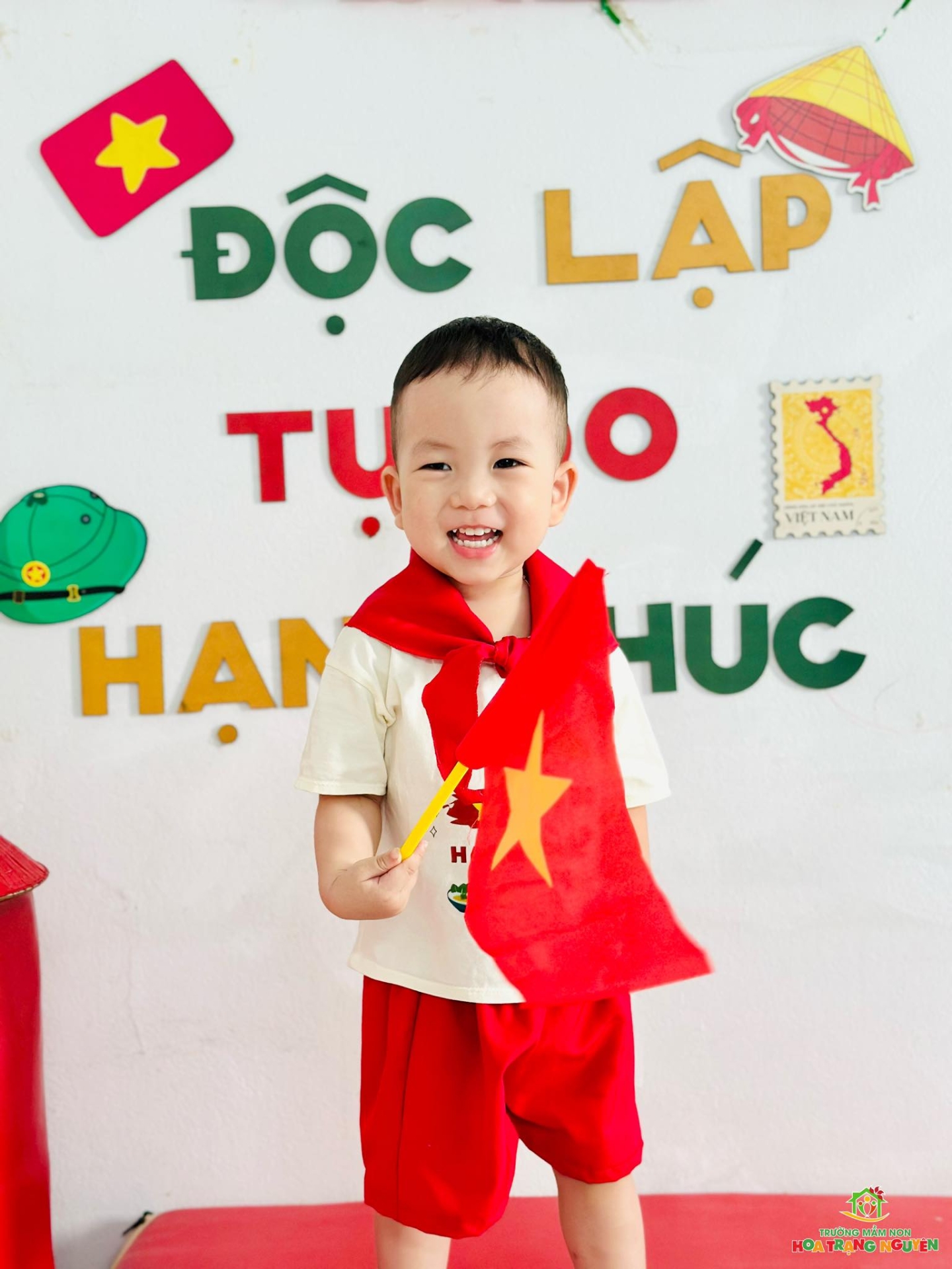 Rực rỡ sắc đỏ tự hào Việt Nam tại Hoa Trạng Nguyên